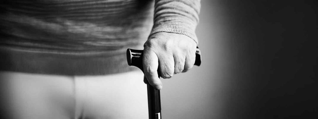 De quel côté tenir sa canne ? La réponse surprend