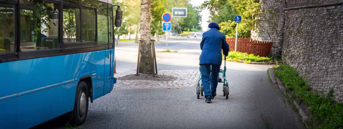 Déambulateur en ville : trottoirs, feux et transports