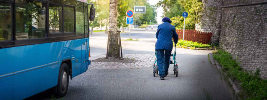 Déambulateur en ville : trottoirs, feux et transports