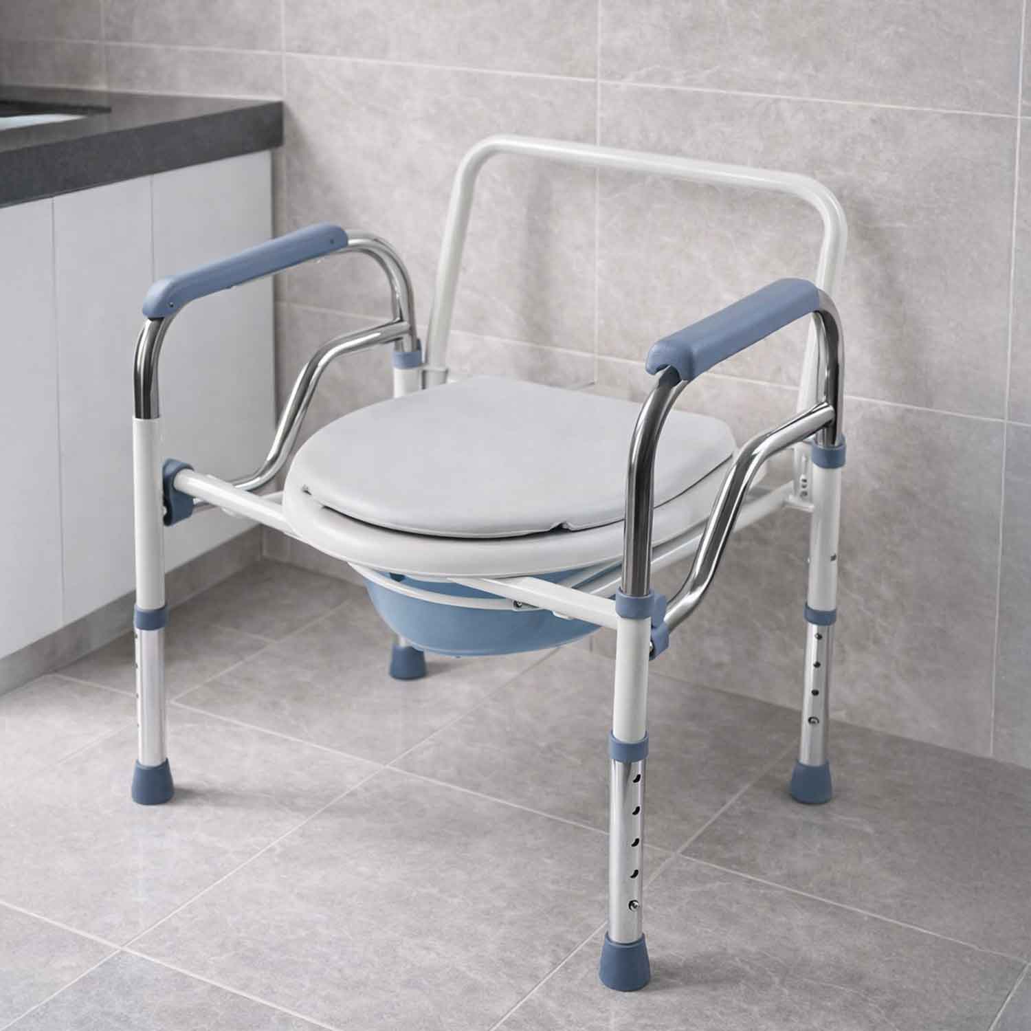 Vue latérale de la chaise percée de toilette pliable